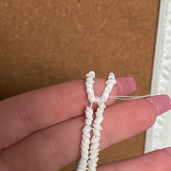 2 layered white necklaces - Picture 3 of 3